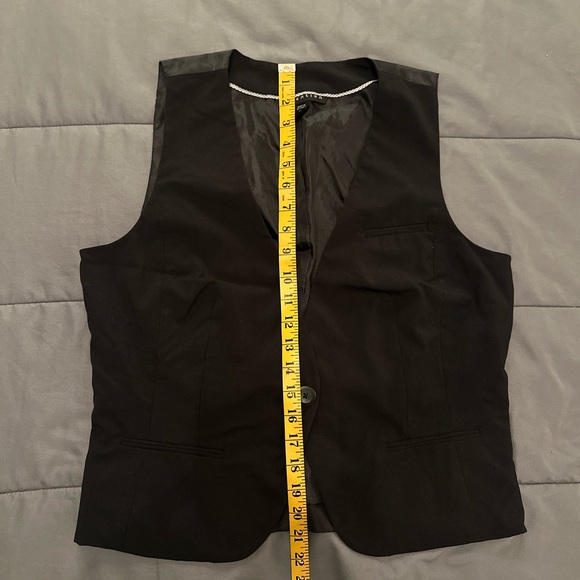 VEST - Picture 7 of 8